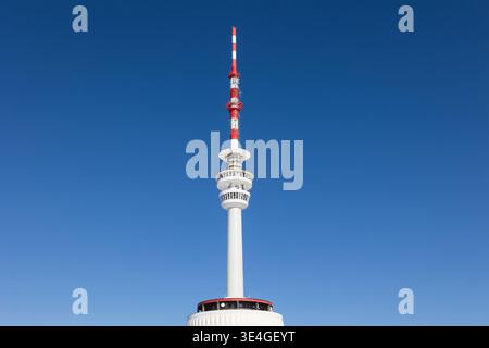 Torre e trasmettitore per la televisione e le comunicazioni, Praded, montagne Jeseniky, Repubblica Ceca, Cechia. Dettaglio di un alto edificio di servizio. Blu chiaro Foto Stock