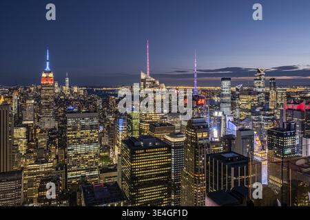 New York City - USA - 24 maggio 2019: Veduta della città di Dusck, dei grattacieli del centro e dei palazzi dal Rockefeller Center sul tetto Foto Stock