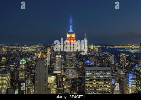 New York City - USA - 24 maggio 2019: Veduta della città di Dusck, dei grattacieli del centro e dei palazzi dal Rockefeller Center sul tetto Foto Stock