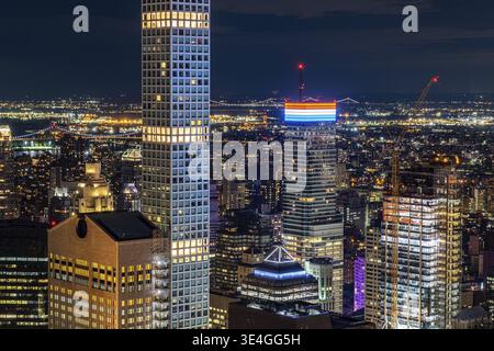 New York City - USA - 24 maggio 2019: Veduta della città di Dusck, dei grattacieli del centro e dei palazzi dal Rockefeller Center sul tetto Foto Stock