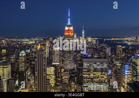 New York City - USA - 24 maggio 2019: Veduta della città di Dusck, dei grattacieli del centro e dei palazzi dal Rockefeller Center sul tetto Foto Stock