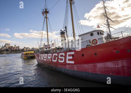 New York City - USA - 18 ottobre 2019: Molo 15 presso il South Street Seaport di giorno in autunno Foto Stock