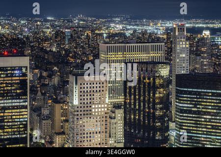 New York City - USA - 24 maggio 2019: Veduta della città di Dusck, dei grattacieli del centro e dei palazzi dal Rockefeller Center sul tetto Foto Stock
