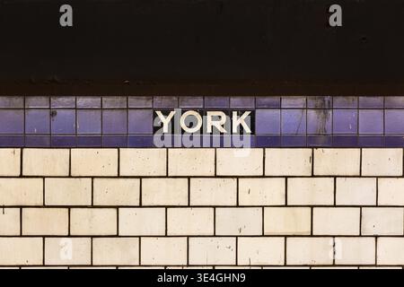 Brooklyn, NY / USA - LUGLIO 31 2018: Cartello della metropolitana di York Street Foto Stock