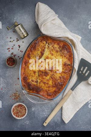 Cibo, Parmigiana tradizionale di melanzane: Fette di melanzana al forno con pomodori, formaggio (Parmigiano Reggiano, mozzarella, pecorino), spezie. Italiano, Foto Stock