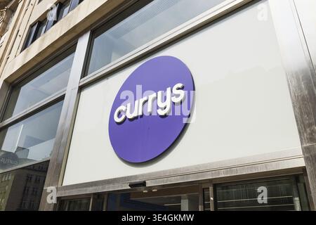 Vetrina Currys, audace logo circolare viola, elegante facciata in vetro e posizione urbana nel Regno Unito. Londra, Regno Unito, 11 maggio 2024 Foto Stock