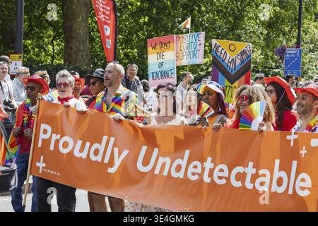 I manifestanti al Pride di Londra 2024 portano uno striscione orgogliosamente invisibile. Londra, Regno Unito, 29 giugno 2024 Foto Stock