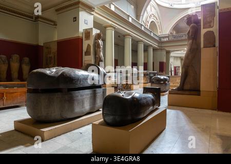 Cairo, Egitto, 24.07.21. Museo archeologico egizio (Museo delle Antichità egizie), vista interna della sala espositiva con antichi sarcofagi. Foto Stock