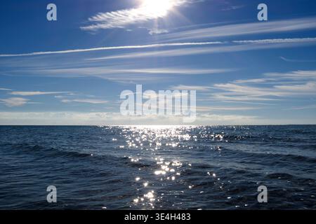 Laesoe, Danimarca: Il sole di agosto scintillante sulla superficie del mare calmo tra Laesoe e Jutland settentrionale Foto Stock