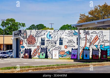 La caffetteria Brew Y'all presenta opere d'arte colorate nell'edificio di Mobile, Alabama. La caffetteria drive-thru è stata aperta nel 2024. Foto Stock