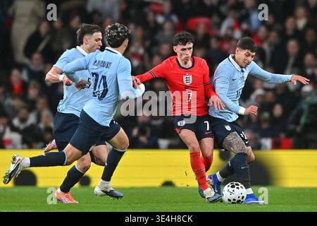 Londra, Regno Unito. 28 marzo 2026. Phil Foden (2° R) dell'Inghilterra sfonda durante una partita amichevole internazionale di calcio tra Inghilterra e Uruguay a Londra, in Gran Bretagna, il 27 marzo 2026. Crediti: Xinhua/Alamy Live News Foto Stock