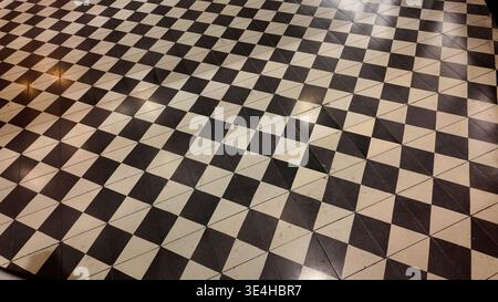 Motivo geometrico delle piastrelle su un pavimento di un edificio Foto Stock