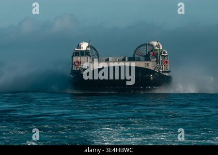 OCEANO ATLANTICO (25 settembre 2025) Un cuscino d'aria di Un mezzo da sbarco si avvicina al ponte del molo di trasporto anfibio di classe San Antonio USS Arlington Foto Stock