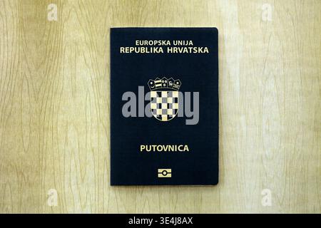 Passaporto croato sul tavolo da vicino. Libro ufficiale dei documenti di identificazione per i cittadini della Croazia. Concetto di viaggio e turismo in Croazia Foto Stock