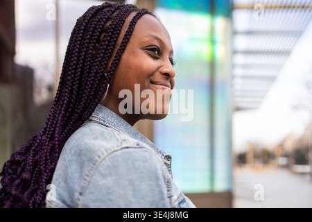 Giovane donna che si gode una giornata di sole in Street Diagonal nel vivace quartiere Gracia di Barcellona, Spagna, catturando il vivace stile di vita urbano uniqu Foto Stock