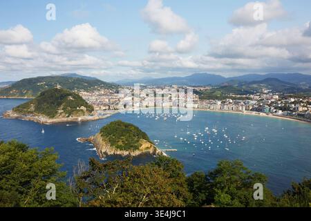 Affascinante vista aerea di San Sebastián nei Paesi Baschi, in Spagna, con la sua splendida costa atlantica, le colline lussureggianti e il vivace paesaggio urbano sottostante Foto Stock