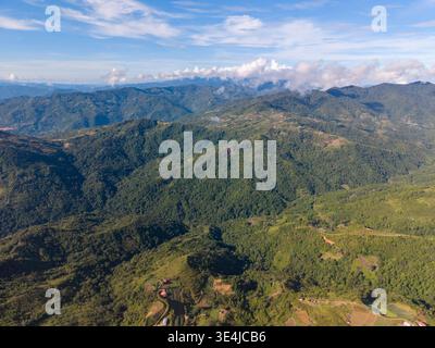Vista panoramica del Monte Kinabalu dalle montagne di Kundasang dell'isola del Borneo, Sabah, Malesia Foto Stock