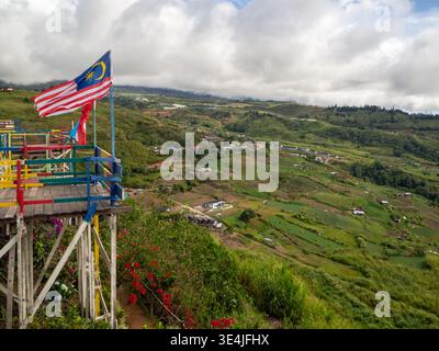 Vista panoramica del Monte Kinabalu dalle montagne di Kundasang dell'isola del Borneo, Sabah, Malesia Foto Stock
