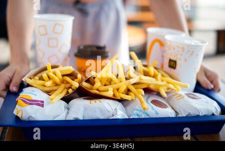 Poznan, Polonia - 28 luglio 2024: Pasto classico McDonald'S: Hamburger, patatine fritte e bevande su Un vassoio Foto Stock