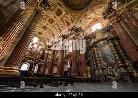 Poznan, Polonia - 07 luglio 2023: L'interno della basilica dell'Arcicattedrale di San Pietro e San Paolo a Poznan presenta una splendida architettura e design Foto Stock