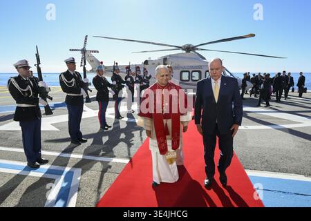 Monaco, Monte Carlo. 28 marzo 2026. **NO LIBRI** Monte Carlo, Monaco, 2026/3/28.il Principe Alberto II di Monaco dà il benvenuto a Papa Leone XIV sull'asfalto dell'eliporto di Monaco a Monte Carlo, Monaco, fotografia dai MEDIA VATICANI/Stampa Cattolica credito: Agenzia fotografica indipendente/Alamy Live News Foto Stock