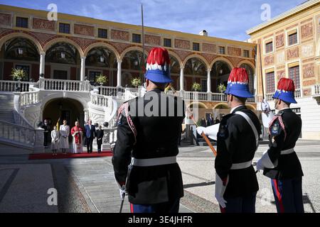 Monaco, Monte Carlo. 28 marzo 2026. **NO LIBRI** Monte Carlo, Monaco, 2026/3/28 da sinistra, Principessa Gabriella, Principessa Charlene, e il Principe Alberto II di Monaco riceve Papa Leone XIV nella Corte d'Onore al Palazzo del Principe di Monaco-Ville, Monaco, fotografia dai MEDIA VATICANI / Catholic Press Photo Credit: Independent Photo Agency/Alamy Live News Foto Stock