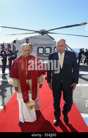 Monaco, Monte Carlo. 28 marzo 2026. **NO LIBRI** Monte Carlo, Monaco, 2026/3/28.il Principe Alberto II di Monaco dà il benvenuto a Papa Leone XIV sull'asfalto dell'eliporto di Monaco a Monte Carlo, Monaco, fotografia dai MEDIA VATICANI/Stampa Cattolica credito: Agenzia fotografica indipendente/Alamy Live News Foto Stock