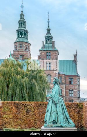 Castello di Rosenborg con statua della regina madre Carolina Amalia nei giardini Foto Stock