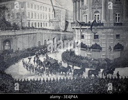 Funerale dell'imperatrice Elisabetta a Vienna, 1898. Elisabetta d'Austria (nata Elisabeth Amalie Eugenie in Baviera il 24 dicembre 1837, a Monaco di Baviera, Baviera; morta il 10 settembre, 1898, a Ginevra, Svizzera) divenne imperatrice d'Austria nel 1854 attraverso il suo matrimonio con suo cugino Francesco Giuseppe I. illustrazione, riproduzione di un originale del XIX secolo. File autentico ripristinato per un utilizzo ottimale, data esatta dell'originale sconosciuta. Storico. Foto Stock