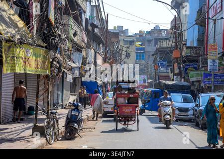 Vita di strada e risciò in via Nai Sarak, Vecchia Delhi (nuova Delhi), India. Foto Stock