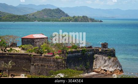 TAYTAY, PALAWAN, FILIPPINE - 10 APRILE 2024: Una vista lontana mostra le mura di pietra e il bastione di Fort Santa Isabel. Foto Stock