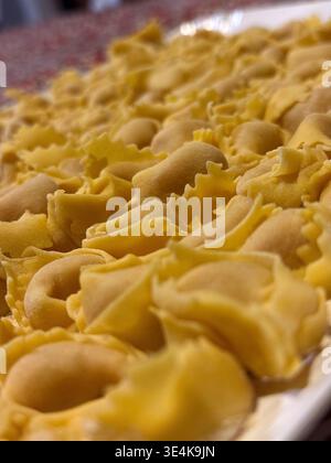primo piano di un vassoio pieno di tortellini fatti a mano Foto Stock
