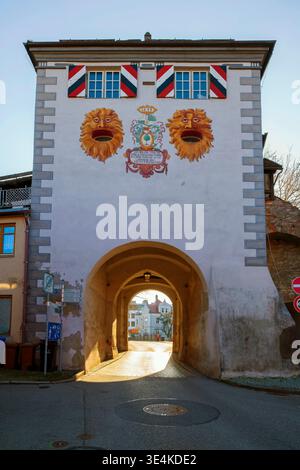 Il Lindauer Tor costruito nel 1371, Memmingen, alta Svevia, Baviera, Germania. Il lato della città della porta è dipinto con due teste di leone, le loro bocche si formano Foto Stock