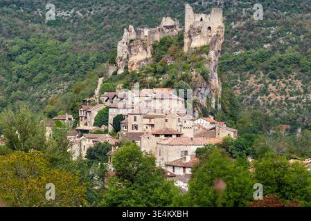 Paesaggio urbano e rovine del castello medievale nelle montagne, penne, Tarn, Occitanie, Francia Foto Stock