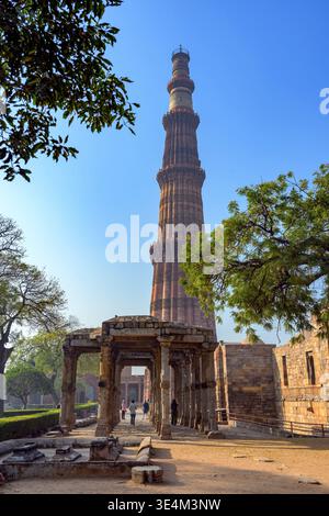Qutb Minar, un mnaret presso il sito patrimonio mondiale dell'UNESCO a Mehrauli, nuova Delhi, India. Costruire tra 1199 e 1220, contenente 399 passaggi. Foto Stock