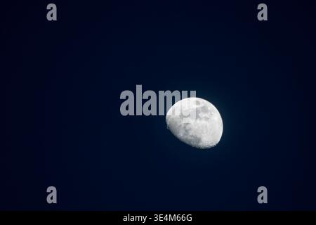 La luna gibbosa cerata del 80,7% il 28 marzo 2026, fotografata dalla provincia di Pisa, Italia Foto Stock
