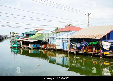 Vista aerea del villaggio di pescatori di Trapang Ropov nella provincia di Kampot sulla costa meridionale della Cambogia Foto Stock