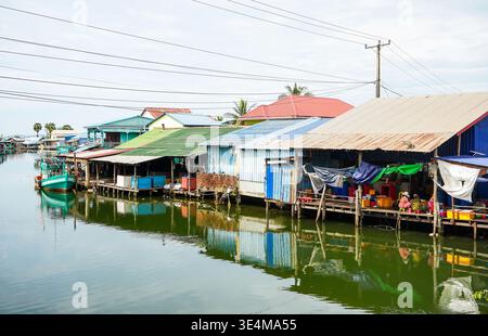 Vista aerea del villaggio di pescatori di Trapang Ropov nella provincia di Kampot sulla costa meridionale della Cambogia Foto Stock