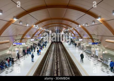 La stazione della metropolitana Serdika, una delle stazioni più trafficate di Sofia, capitale della Bulgaria, in Europa, con vista dal ponte coperto e da entrambe le piattaforme Foto Stock