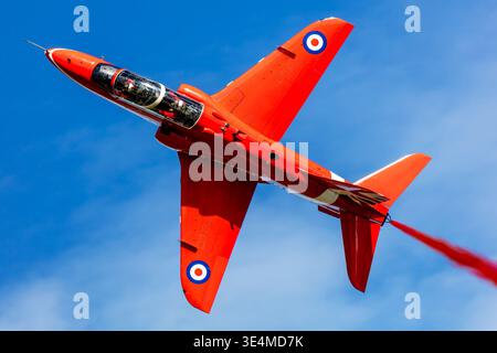 Ostrava, Repubblica Ceca - 21 settembre 2025: Royal Air Force Red Arrows BAe Hawk T1 solo Overhead Pass che segue Red Smoke su Ostrava OSR LKMT Foto Stock