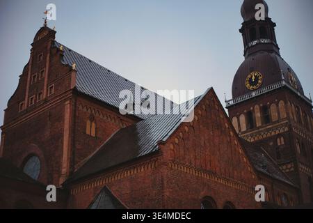 Un grandangolo e un angolo basso di una grande cattedrale di mattoni rossi. L'immagine mette in risalto la complessa struttura architettonica, con ripidi tetti a tetto spiovente wi-fi Foto Stock