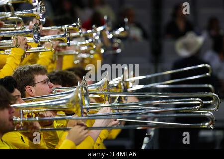 Fort Worth, Texas, Stati Uniti. 28 marzo 2026. FORT WORTH, Texas : la band del Michigan suona prima dell'inizio del Michigan e Louisville il loro incontro Sweet 16 sabato alla Dickies Arena di Fort Worth (Credit Image: © Brian McLean/ZUMA Press Wire) SOLO PER USO EDITORIALE! Non per USO commerciale! Foto Stock