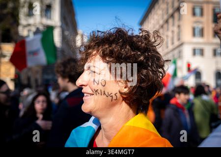 Roma, RM, Italia. 28 marzo 2026. Migliaia di persone provenienti da tutto il paese si riuniscono a Roma per unirsi alla No Kings Italy march. La folla attraversa la città, protestando contro i re e le loro guerre: Il primo ministro, l'attacco alla giustizia, la negazione del diritto di manifestare e la deportazione di massa dei migranti. (Credit Image: © Marco di Gianvito/ZUMA Press Wire) SOLO PER USO EDITORIALE! Non per USO commerciale! Foto Stock