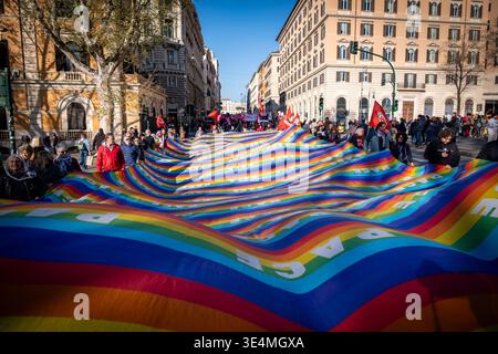 Roma, RM, Italia. 28 marzo 2026. Migliaia di persone provenienti da tutto il paese si riuniscono a Roma per unirsi alla No Kings Italy march. La folla attraversa la città, protestando contro i re e le loro guerre: Il primo ministro, l'attacco alla giustizia, la negazione del diritto di manifestare e la deportazione di massa dei migranti. (Credit Image: © Marco di Gianvito/ZUMA Press Wire) SOLO PER USO EDITORIALE! Non per USO commerciale! Foto Stock