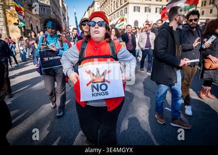 Roma, RM, Italia. 28 marzo 2026. Migliaia di persone provenienti da tutto il paese si riuniscono a Roma per unirsi alla No Kings Italy march. La folla attraversa la città, protestando contro i re e le loro guerre: Il primo ministro, l'attacco alla giustizia, la negazione del diritto di manifestare e la deportazione di massa dei migranti. (Credit Image: © Marco di Gianvito/ZUMA Press Wire) SOLO PER USO EDITORIALE! Non per USO commerciale! Foto Stock