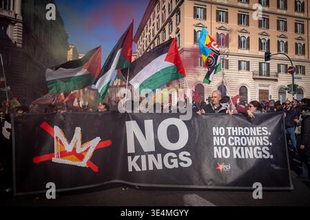 Roma, RM, Italia. 28 marzo 2026. Migliaia di persone provenienti da tutto il paese si riuniscono a Roma per unirsi alla No Kings Italy march. La folla attraversa la città, protestando contro i re e le loro guerre: Il primo ministro, l'attacco alla giustizia, la negazione del diritto di manifestare e la deportazione di massa dei migranti. (Credit Image: © Marco di Gianvito/ZUMA Press Wire) SOLO PER USO EDITORIALE! Non per USO commerciale! Foto Stock