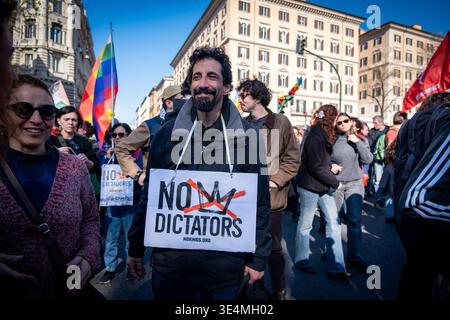 Roma, RM, Italia. 28 marzo 2026. Migliaia di persone provenienti da tutto il paese si riuniscono a Roma per unirsi alla No Kings Italy march. La folla attraversa la città, protestando contro i re e le loro guerre: Il primo ministro, l'attacco alla giustizia, la negazione del diritto di manifestare e la deportazione di massa dei migranti. (Credit Image: © Marco di Gianvito/ZUMA Press Wire) SOLO PER USO EDITORIALE! Non per USO commerciale! Foto Stock