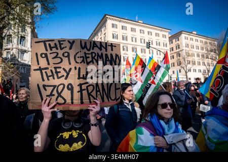 Roma, RM, Italia. 28 marzo 2026. Migliaia di persone provenienti da tutto il paese si riuniscono a Roma per unirsi alla No Kings Italy march. La folla attraversa la città, protestando contro i re e le loro guerre: Il primo ministro, l'attacco alla giustizia, la negazione del diritto di manifestare e la deportazione di massa dei migranti. (Credit Image: © Marco di Gianvito/ZUMA Press Wire) SOLO PER USO EDITORIALE! Non per USO commerciale! Foto Stock