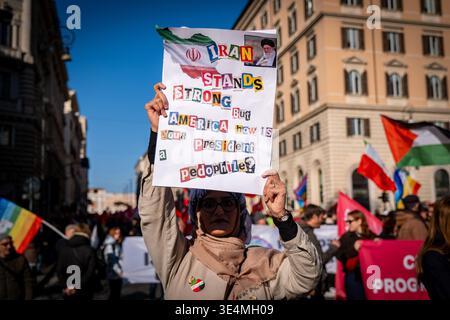 Roma, RM, Italia. 28 marzo 2026. Migliaia di persone provenienti da tutto il paese si riuniscono a Roma per unirsi alla No Kings Italy march. La folla attraversa la città, protestando contro i re e le loro guerre: Il primo ministro, l'attacco alla giustizia, la negazione del diritto di manifestare e la deportazione di massa dei migranti. (Credit Image: © Marco di Gianvito/ZUMA Press Wire) SOLO PER USO EDITORIALE! Non per USO commerciale! Foto Stock