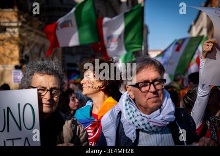 Roma, RM, Italia. 28 marzo 2026. Migliaia di persone provenienti da tutto il paese si riuniscono a Roma per unirsi alla No Kings Italy march. La folla attraversa la città, protestando contro i re e le loro guerre: Il primo ministro, l'attacco alla giustizia, la negazione del diritto di manifestare e la deportazione di massa dei migranti. (Credit Image: © Marco di Gianvito/ZUMA Press Wire) SOLO PER USO EDITORIALE! Non per USO commerciale! Foto Stock